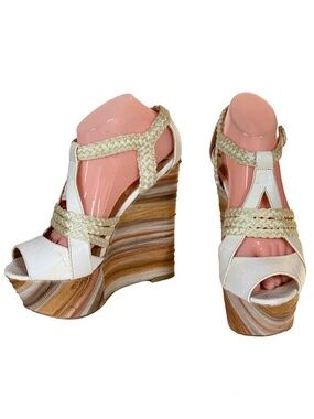 PENNY LOVES KENNY FAUX LEATHER WHITE & NEUTRALS WEDGE PLATFORM SANDALS (7.5)